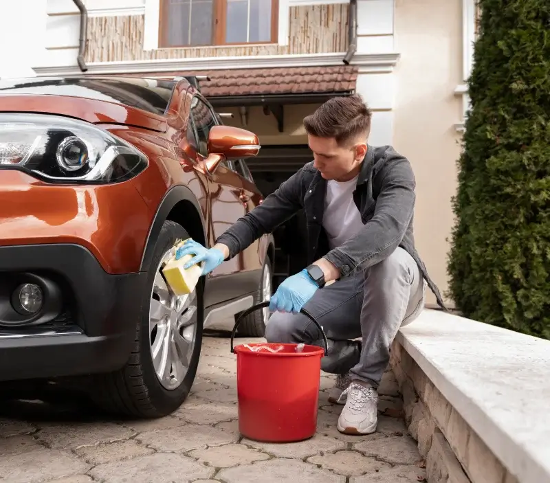 Lavage auto à domicile Saint-Romain-Lachalm : professionnel intervenant sur un véhicule